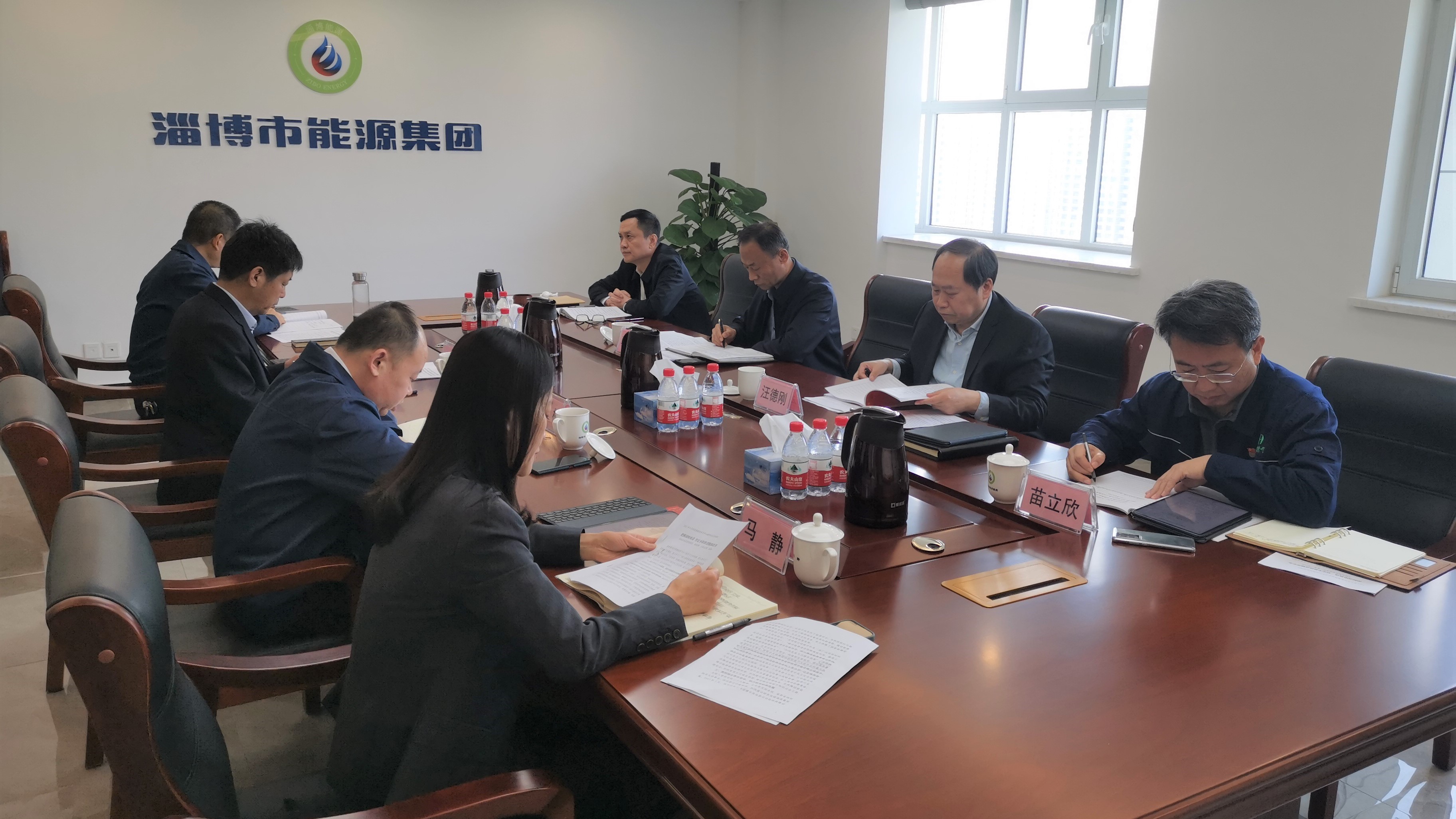 市國(guó)資委黨委委員、四級(jí)調(diào)研員韓瑞平到市能源集團(tuán)列席旁聽(tīng)黨委理論學(xué)習(xí)中心組學(xué)習(xí)研討(圖1)